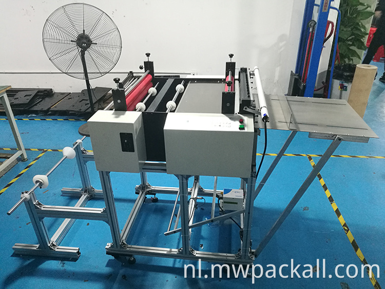 Nieuwe vinyl PVC gezichtsmasker smelt geblazen niet-geweven stof computer snijmachine/papierrol tot bladsnijdermachine